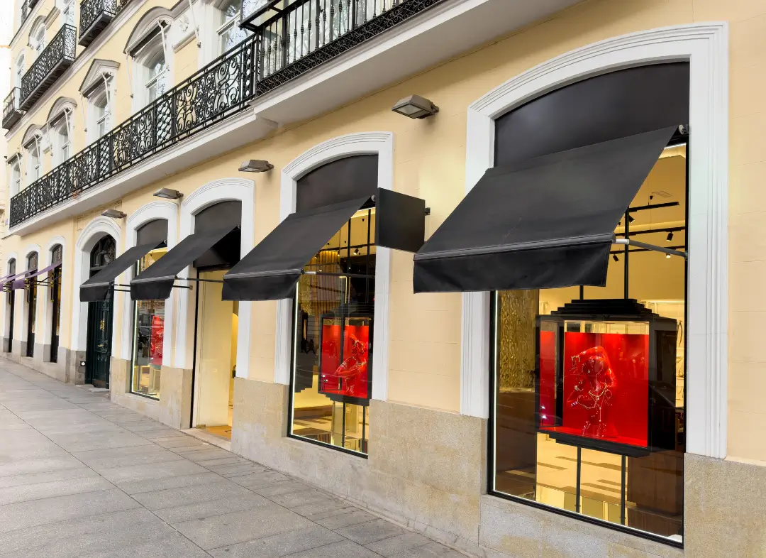 Façade vitrine de magasin en aluminium sur mesure à Puget-Théniers